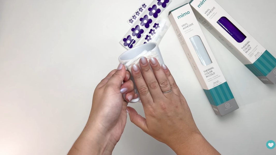 Limpando a caneca para aplicar o Adesivo Vinil Limpando a caneca para aplicar o Adesivo Vinil