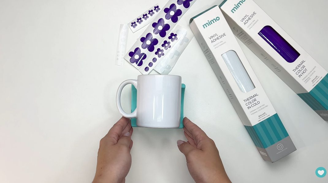 Caneca posicionada para fazer a aplicação do vinil adesivo térmico Caneca posicionada para fazer a aplicação do vinil adesivo térmico
