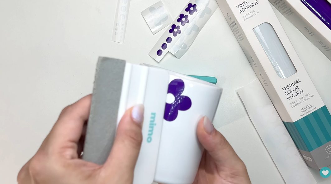 Aplicando o vinil na caneca de porcelana Aplicando o vinil na caneca de porcelana