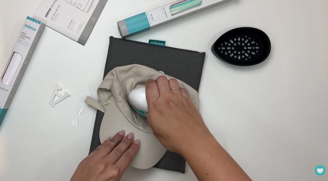 Aplicando transfer holográfico no boné Aplicando transfer holográfico no boné