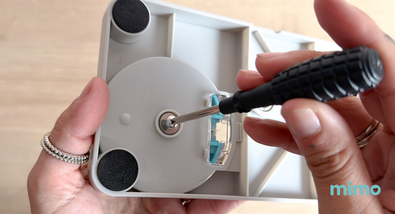 Desparafusando o Cortador para trocar a lâmina Desparafusando o Cortador para trocar a lâmina