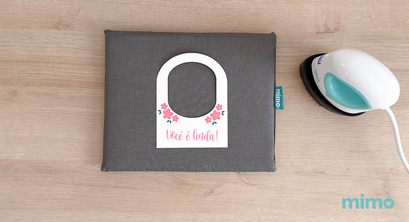 Aplicação do terceiro transfer na lembrança simples para o Dia da Mulher Aplicação do terceiro transfer na lembrança simples para o Dia da Mulher