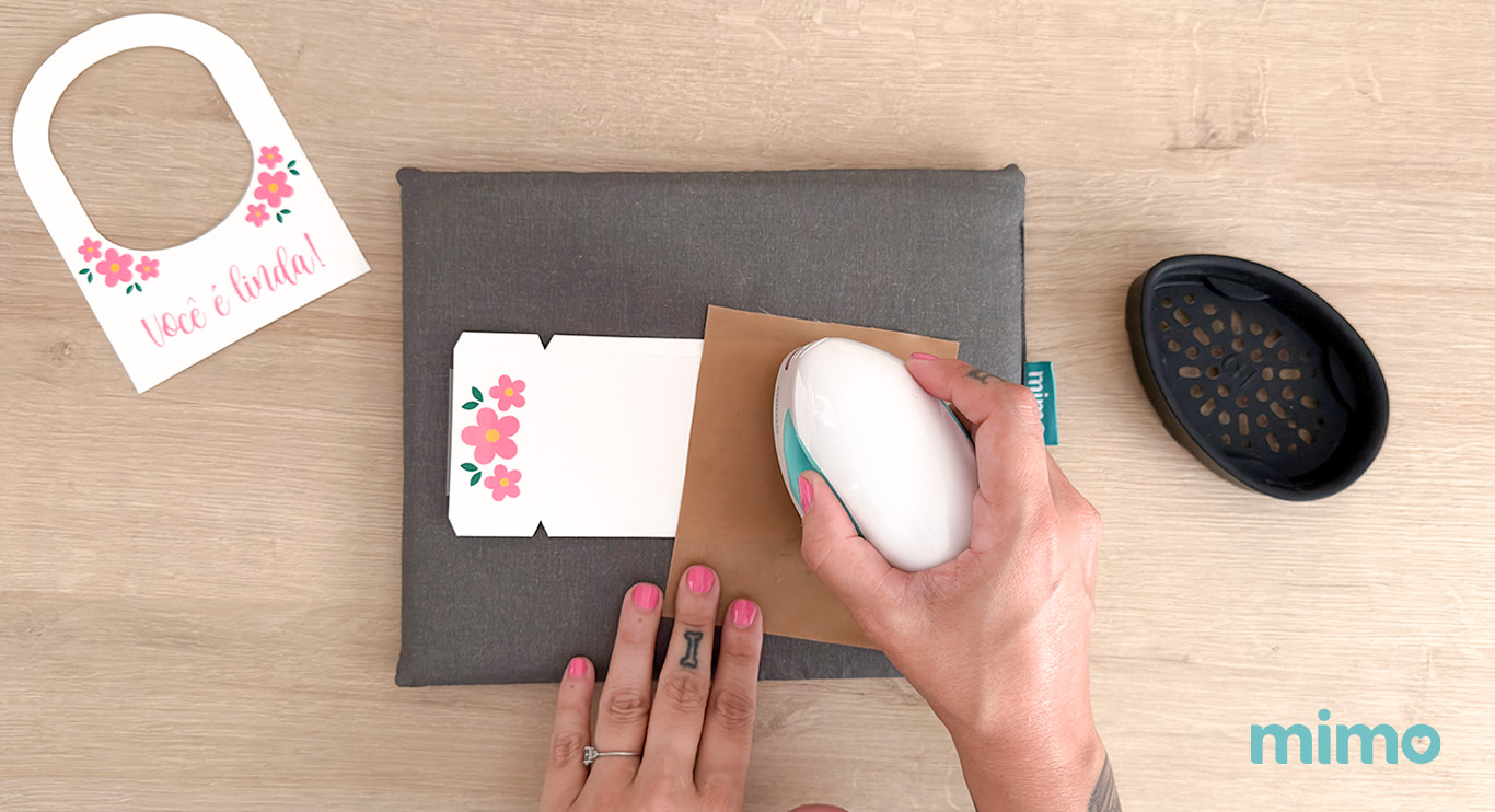Aplicando o Transfer na lembrança simples para o Dia da Mulher Aplicando o Transfer na lembrança simples para o Dia da Mulher