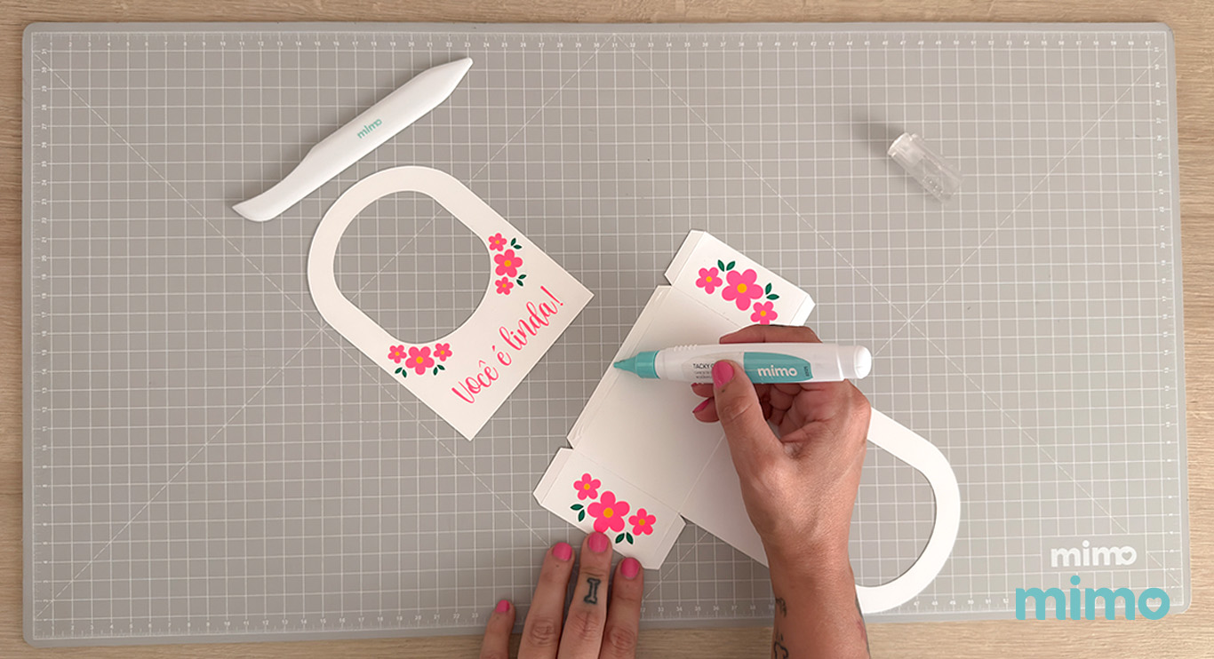 Passando a Cola Tacky na cesta Passando a Cola Tacky na cesta