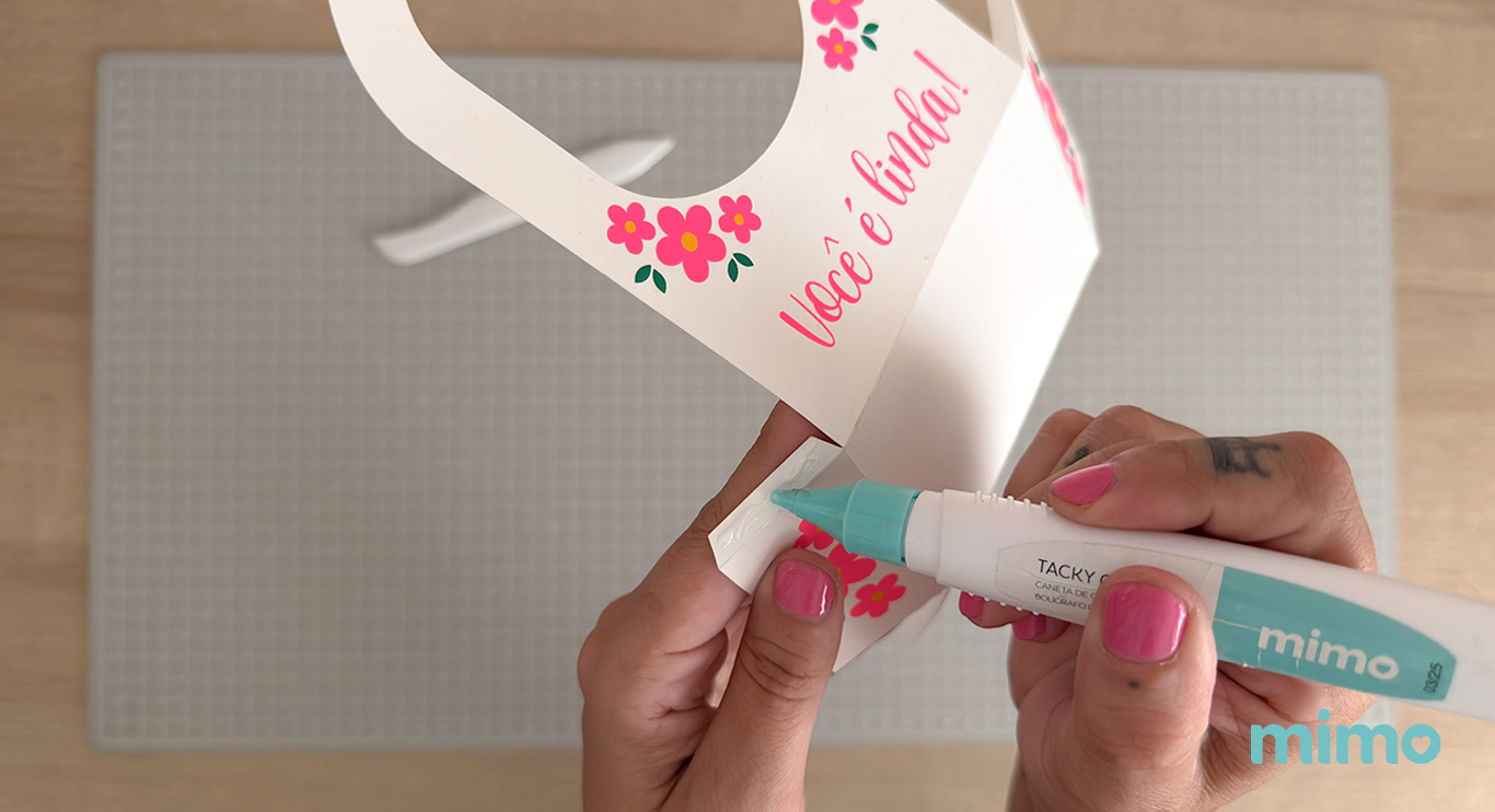 Colando as abas da cesta Colando as abas da cesta