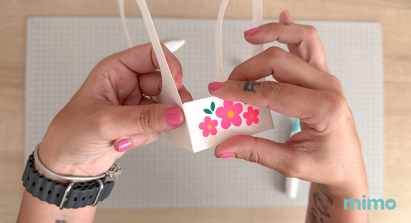 Colando as abas da cesta Colando as abas da cesta