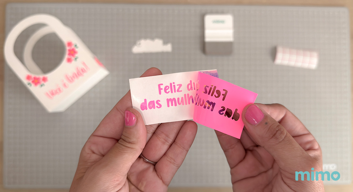 Retirando o excesso de adesivo vinil Retirando o excesso de adesivo vinil