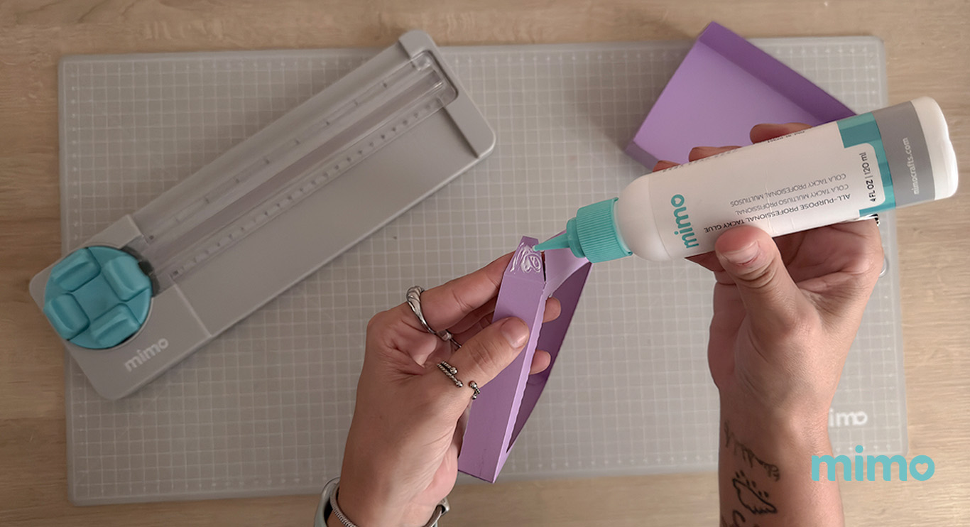 Passando a Cola Tacky na embalagem Passando a Cola Tacky na embalagem