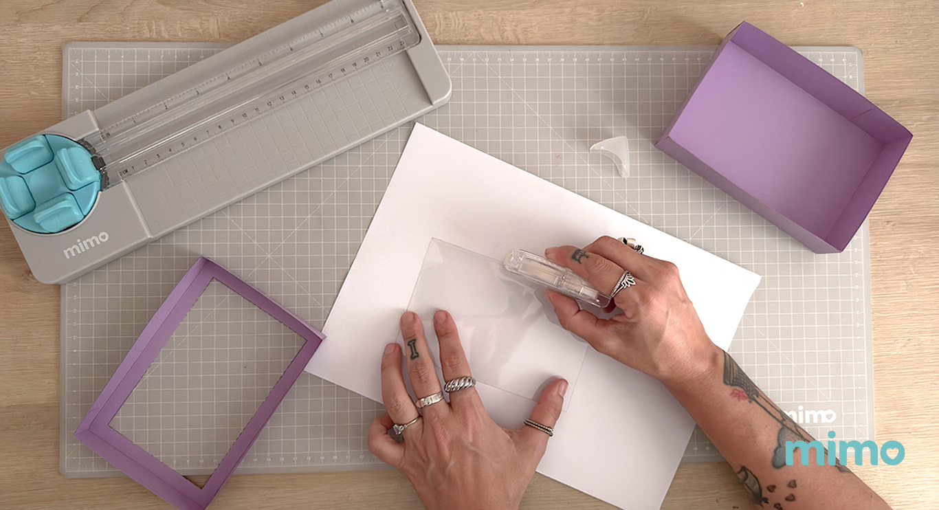 Aplicando a cola no acetato Aplicando a cola no acetato