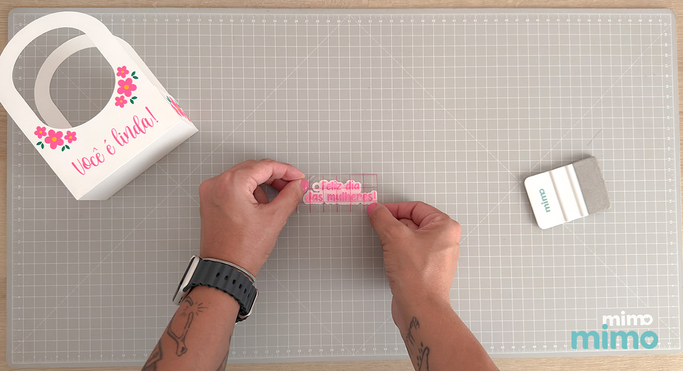 Aplicando o adesivo vinil na tag Aplicando o adesivo vinil na tag