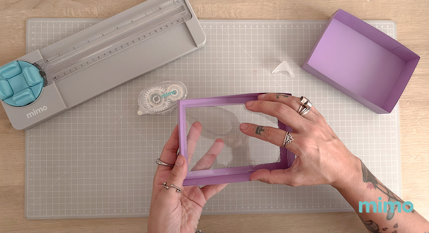 Colando o acetato na tampa Colando o acetato na tampa