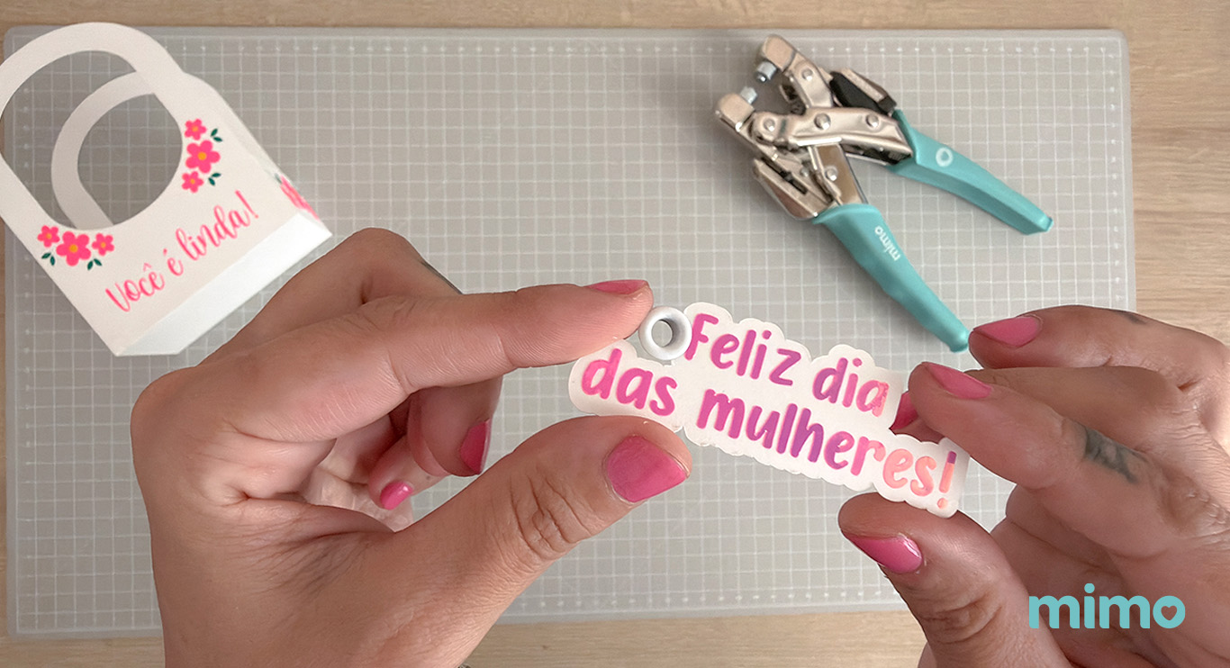 Ilhós posicionado na tag da lembrança simples para o Dia da Mulher Ilhós posicionado na tag da lembrança simples para o Dia da Mulher