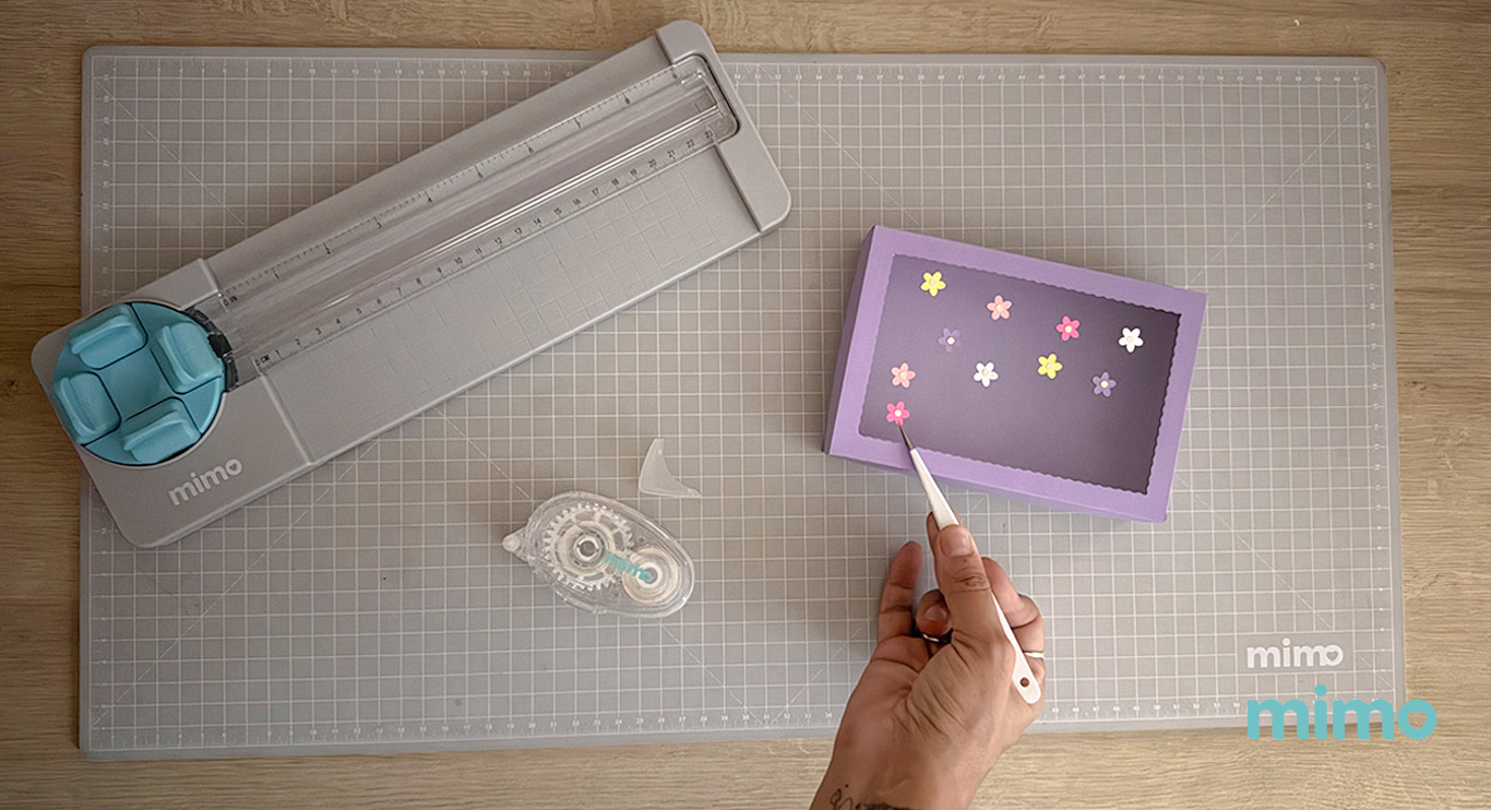 Colando as flores na tampa Colando as flores na tampa