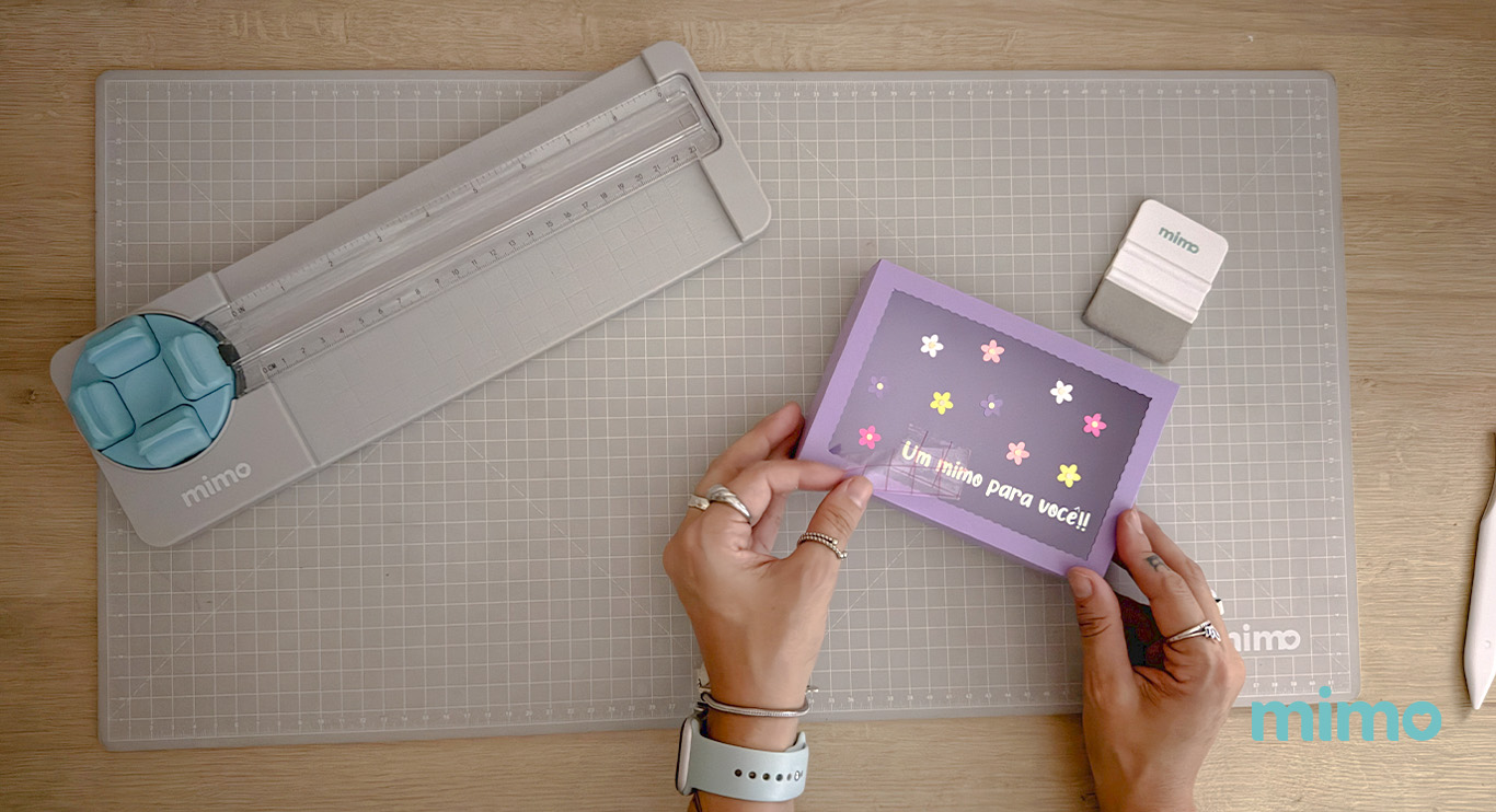 Aplicando a frase na tampa Aplicando a frase na tampa