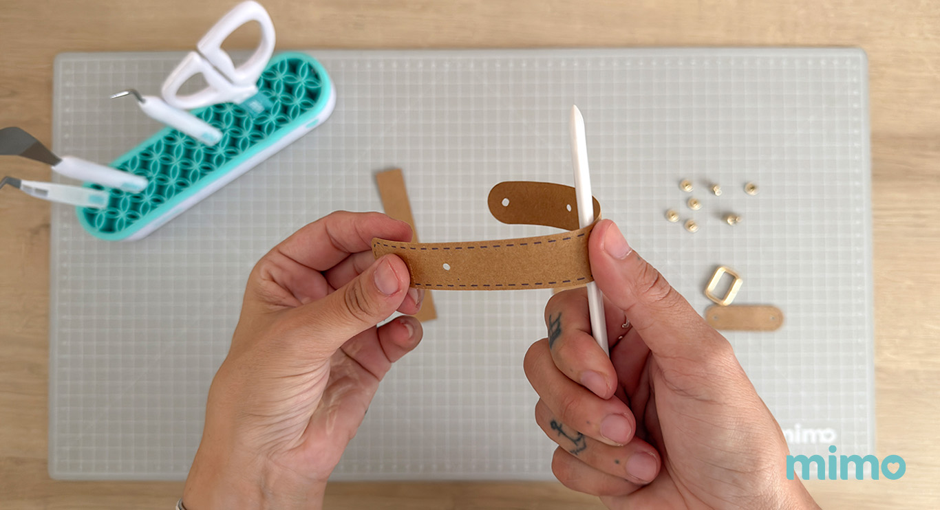 quebrando a fibra do papel kraft com o vincador mimo quebrando a fibra do papel kraft com o vincador mimo