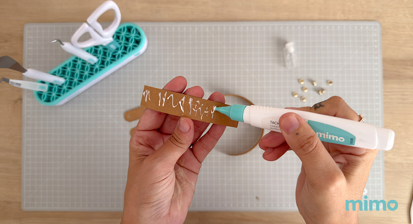 colando a alça da caixinha personalizada colando a alça da caixinha personalizada