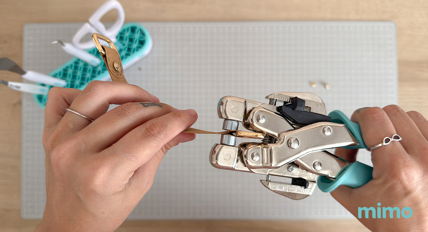 fechando o rebite com o Alicate 3 em 1 Aplicador de Ilhós e Rebites Mimo Creating 2 fechando o rebite com o Alicate 3 em 1 Aplicador de Ilhós e Rebites Mimo Creating 2