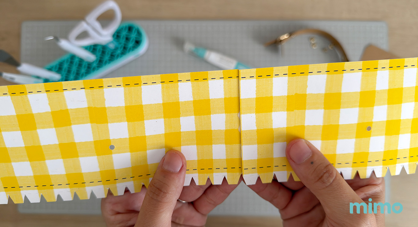 juntando as laterais da caixinha juntando as laterais da caixinha