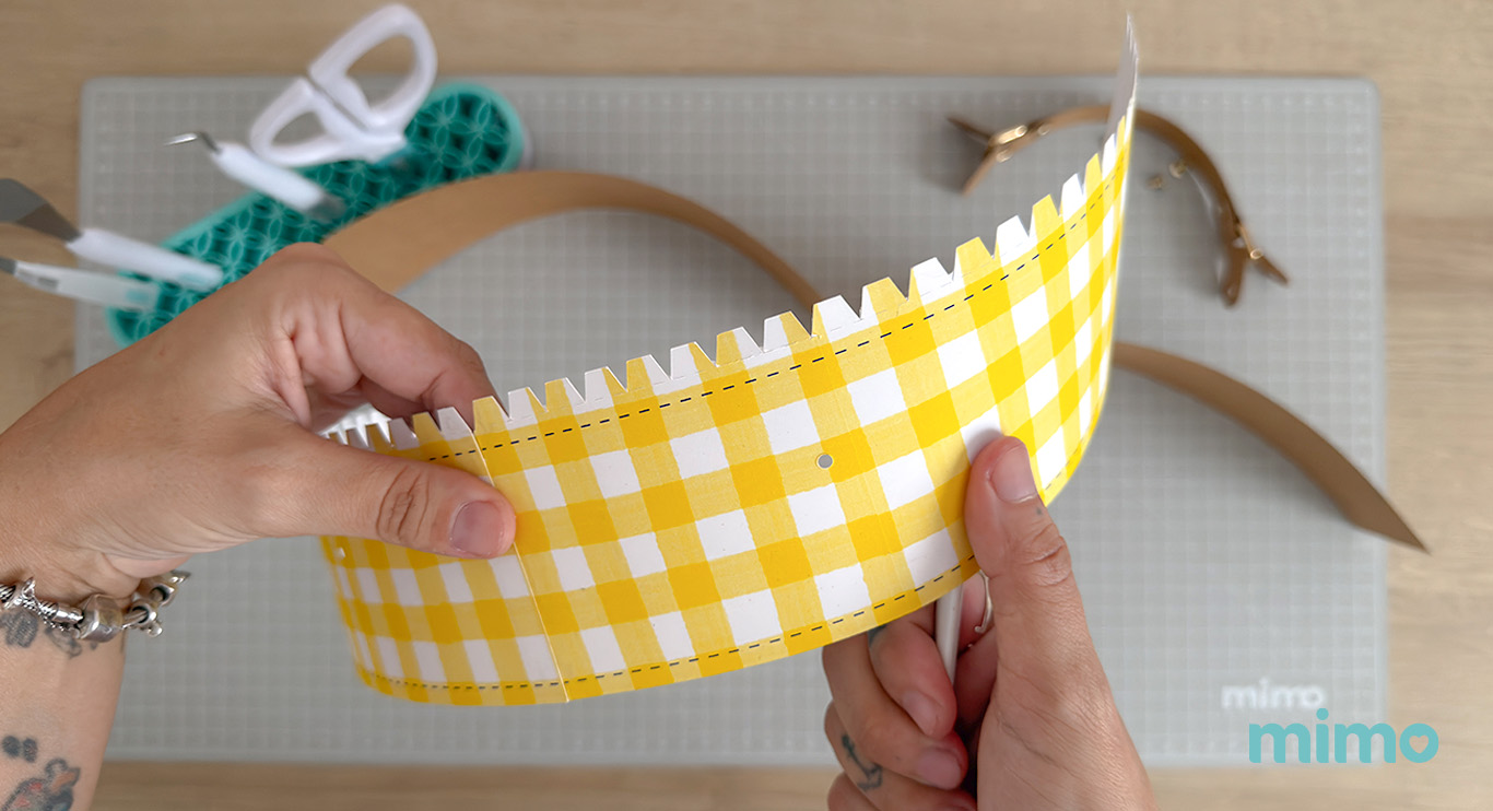 quebrando a fibra do papel com o Vincador Mimo quebrando a fibra do papel com o Vincador Mimo