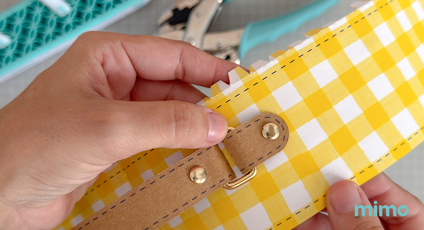 encaixando a alça na lateral da caixinha encaixando a alça na lateral da caixinha