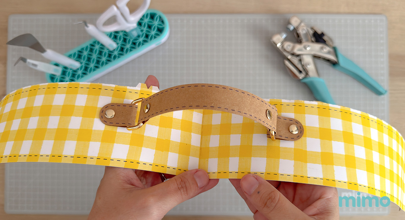 finalizando a alça da caixinha personalizada Dia das Mães finalizando a alça da caixinha personalizada Dia das Mães