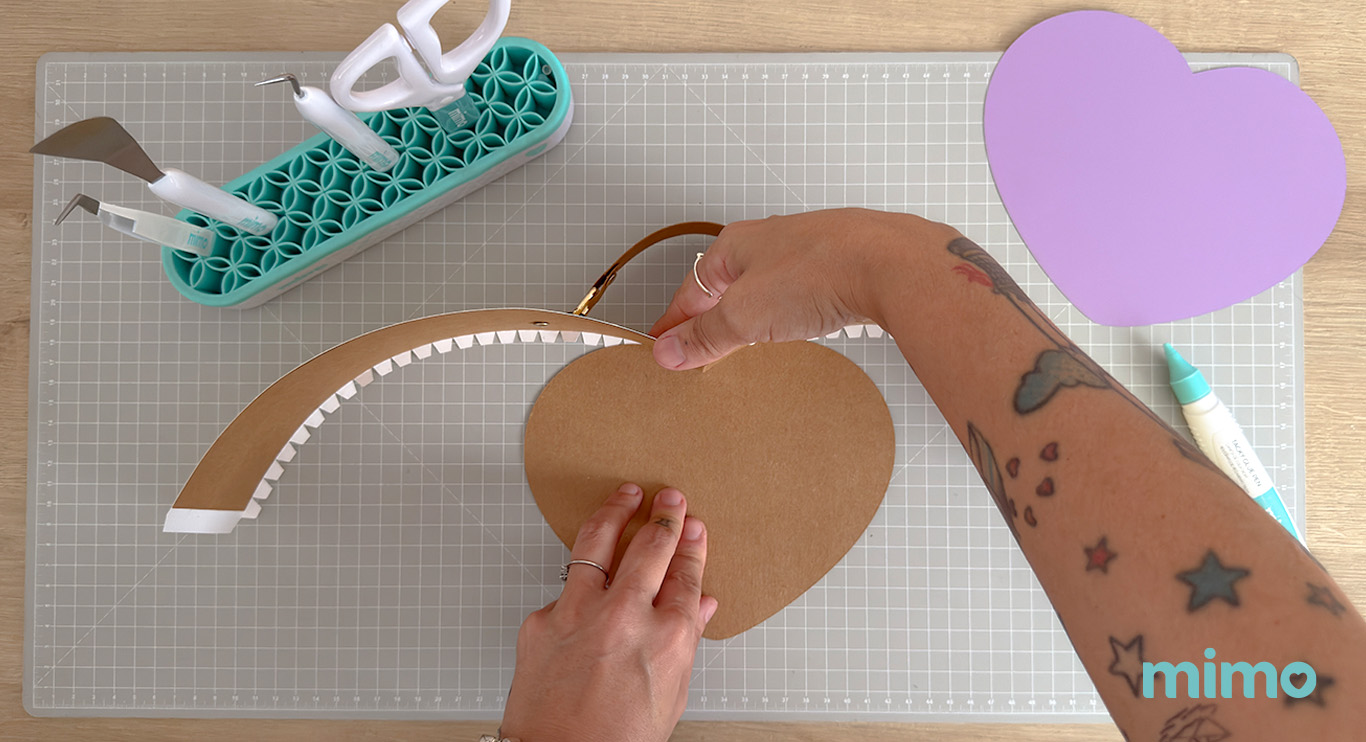 colando o fundo da caixinha personalizada Dia das Mães colando o fundo da caixinha personalizada Dia das Mães