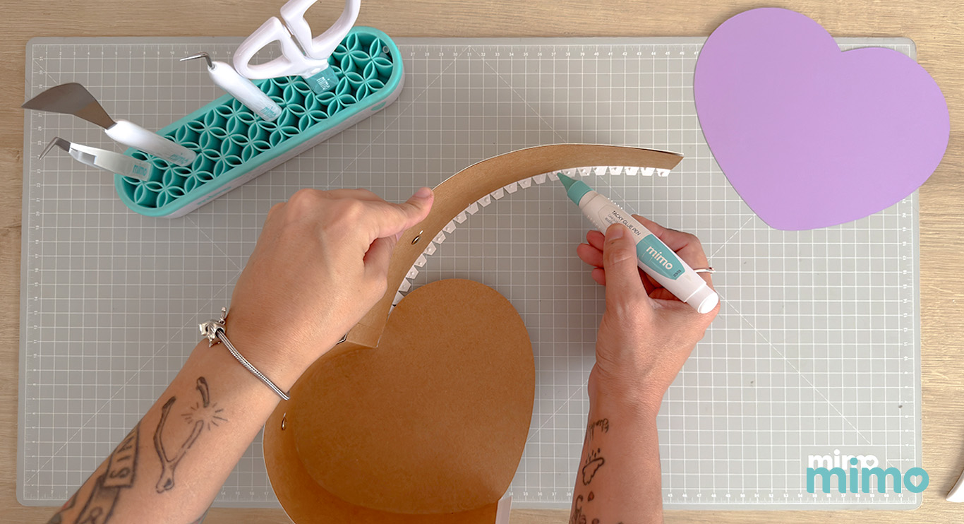 colando o fundo da caixinha personalizada Dia das Mães colando o fundo da caixinha personalizada Dia das Mães