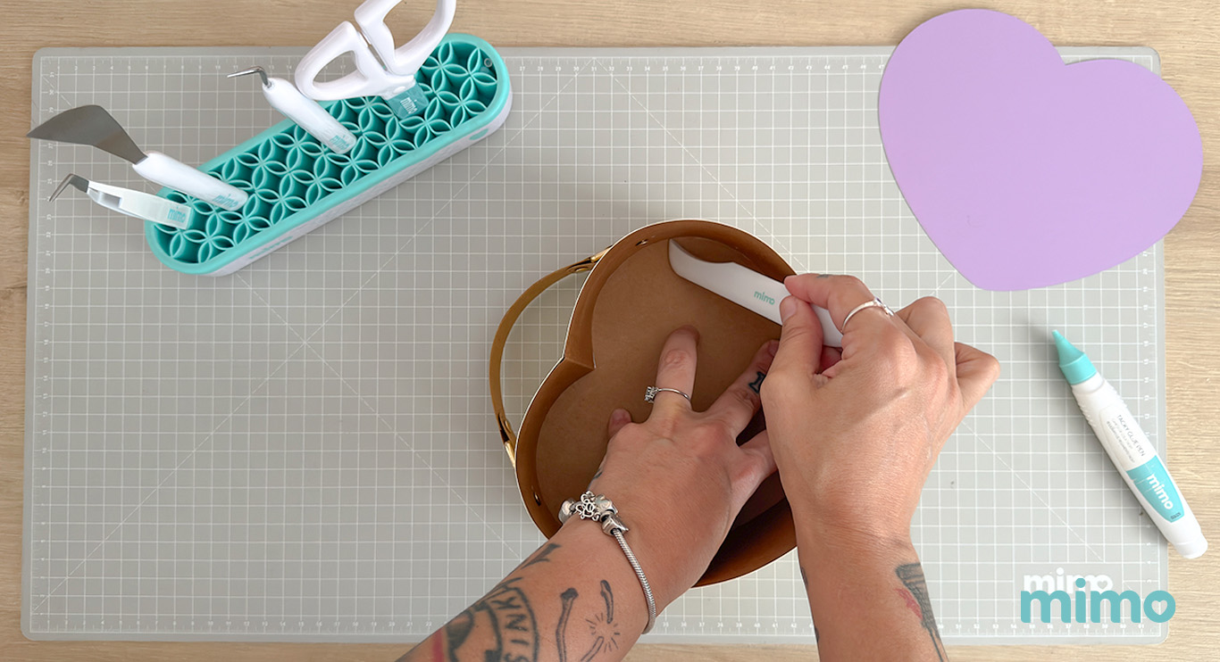 fixando a base da caixa com o vincador mimo fixando a base da caixa com o vincador mimo