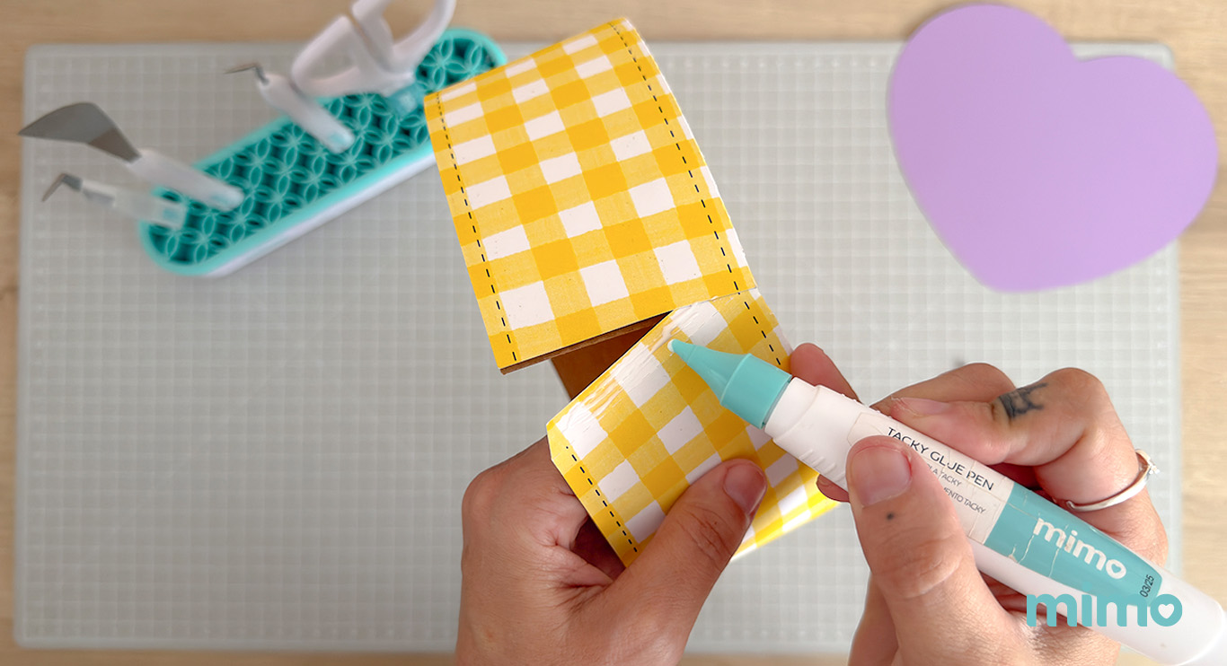 colando a caixinha personalizada colando a caixinha personalizada