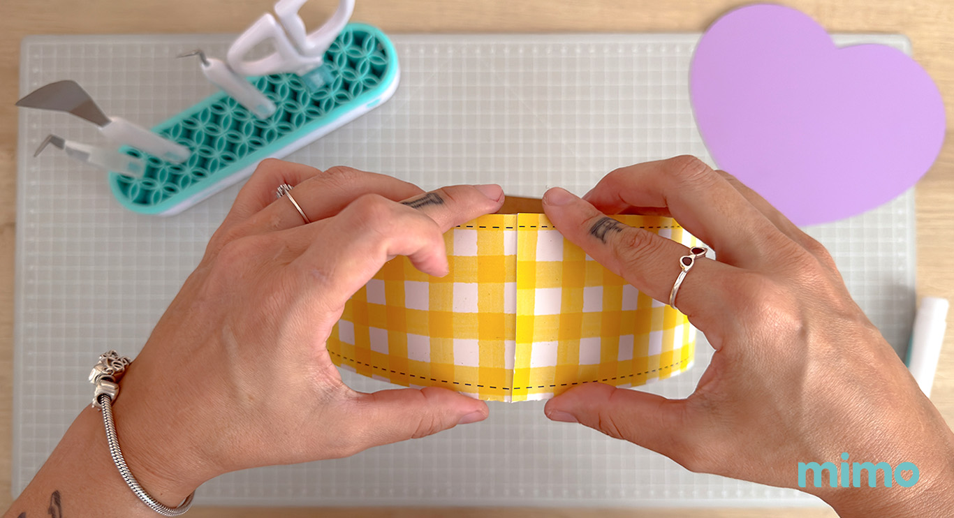 colando as duas laterais das caixas colando as duas laterais das caixas