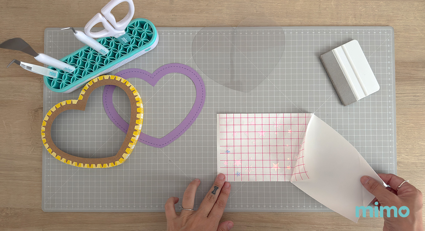 Aplicando a máscara de transferência no vinil adesivo Aplicando a máscara de transferência no vinil adesivo