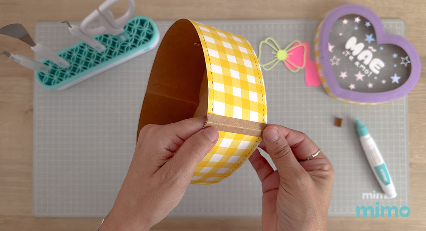 colando a junção da caixinha personalizada colando a junção da caixinha personalizada