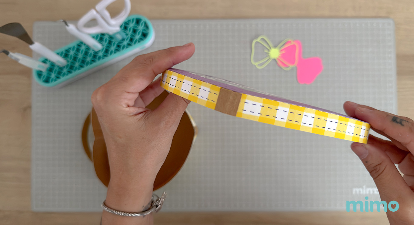 colando a junção da tampa da caixinha personalizada colando a junção da tampa da caixinha personalizada