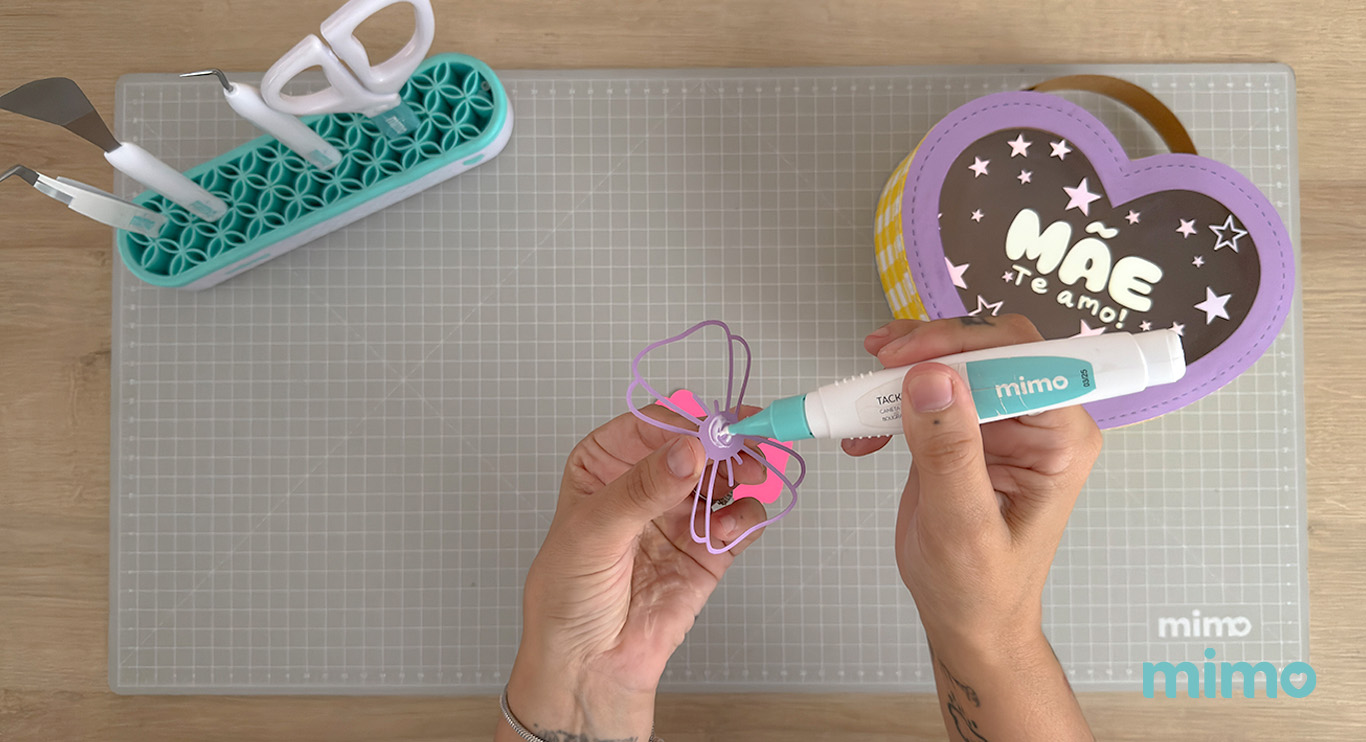 colando o formato do lacinho para decorar a caixinha colando o formato do lacinho para decorar a caixinha