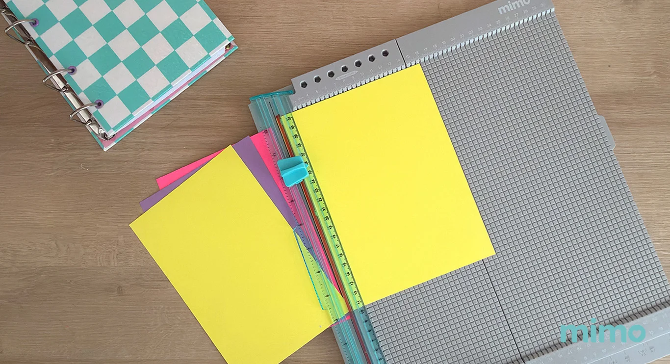 Cortando papéis Color Pop Mimo para as divisórias