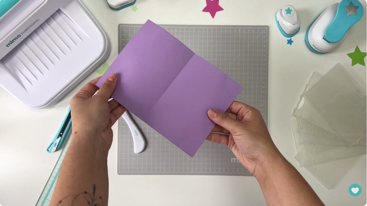 Papel cortado ao meio e dividido em metade Papel cortado ao meio e dividido em metade
