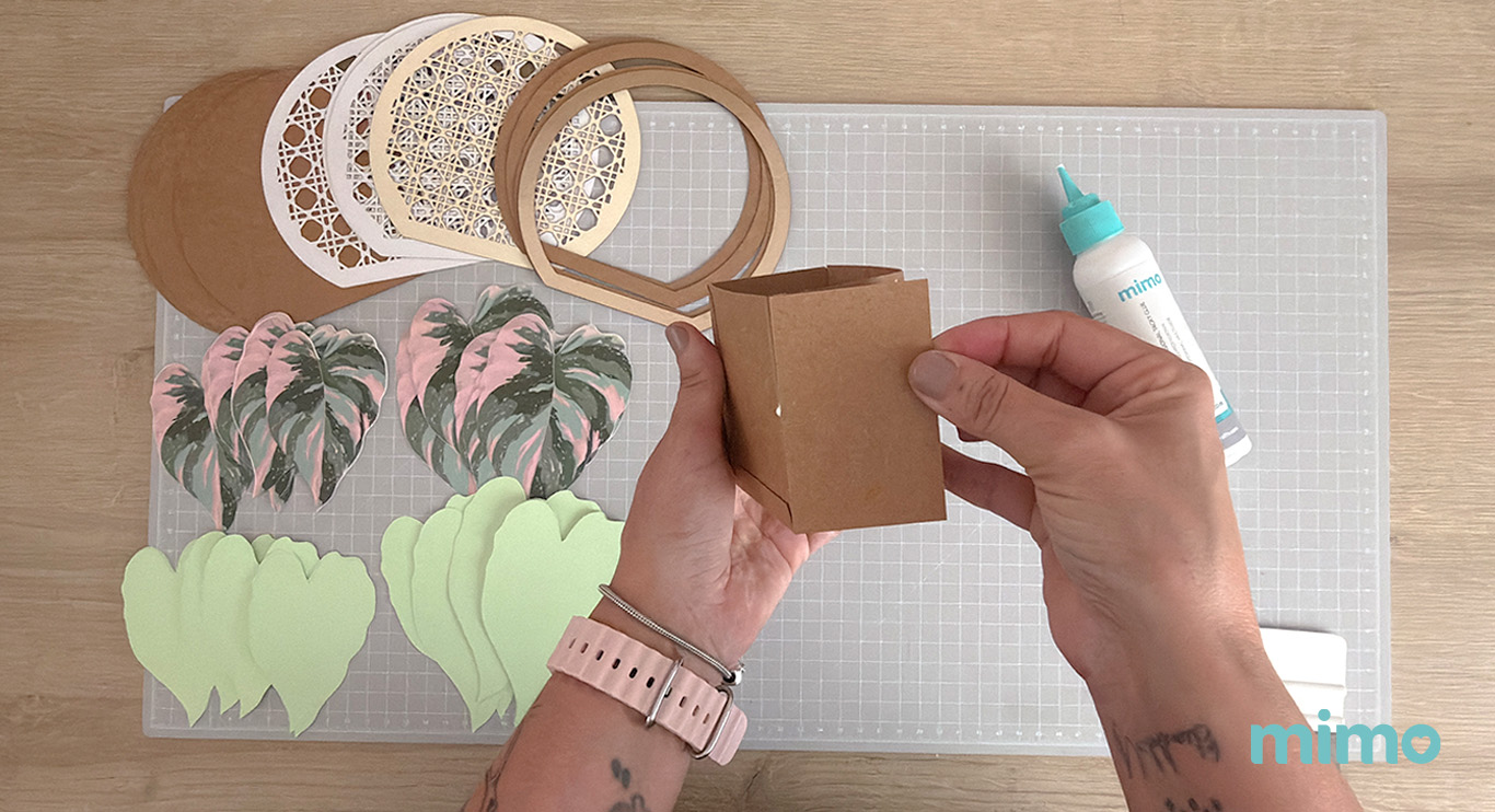 camada extra de Papel Kraft Mimo nas laterais e na parte frontal. camada extra de Papel Kraft Mimo nas laterais e na parte frontal.