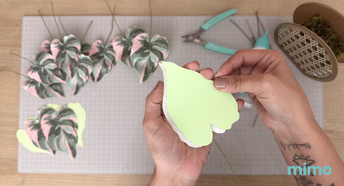Confecção de folhas para vaso de flores com papel Confecção de folhas para vaso de flores com papel